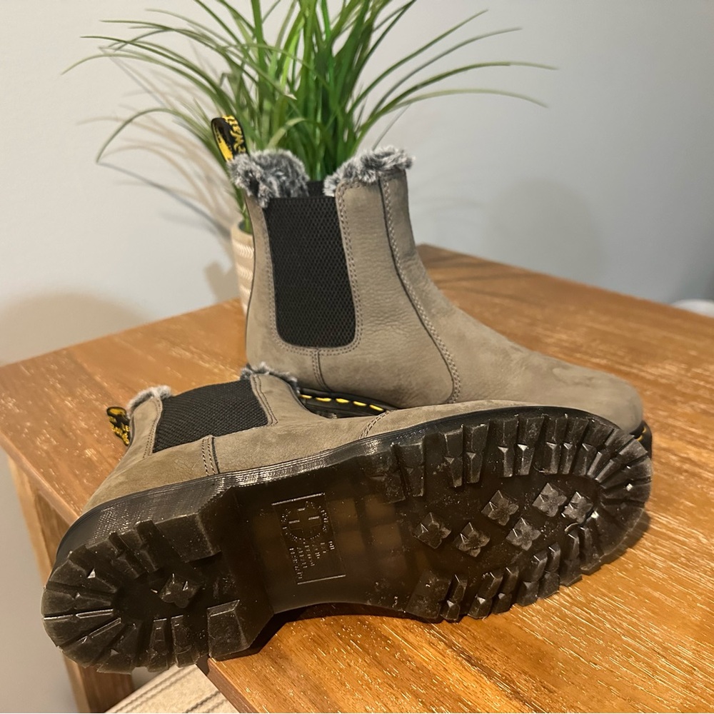 Dr Marten 2976 Leonore Faux Fur Lined Chelsea Boots
